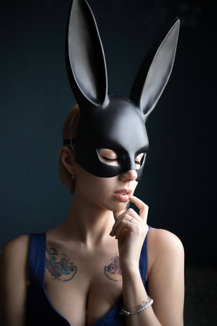 Черная матовая маска кролика